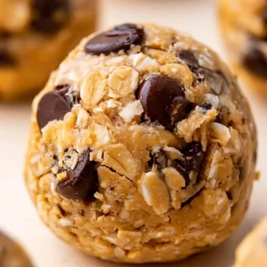 Cozy oatmeal protein balls filled with oats and protein-rich ingredients