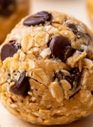 Cozy oatmeal protein balls filled with oats and protein-rich ingredients